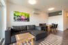 3-Zi.-Penthouse am Golfplatz – mit Naturteich und neben Therme - Wohnzimmer