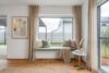 Wo Wien endet und Lebensqualität beginnt - Freistehendes Einfamilienhaus zwischen Donau-Oder-Kanal, Lobau und Wien - Einrichtungsvorschlag Sitzfenster - KI visualisiert
