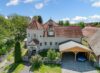 Schlossflair trifft Landhausgefühl – Ein besonderes Haus mit Charakter im Herzen des Mittelburgenlands - Gestaltungsvorschlag Zubau Carport - KI visualisiert