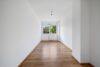 WO WIEN INS GRÜNE ÜBERGEHT. Drei Zimmer, 17 m² Südostbalkon und moderner Wohnkomfort. - Bild