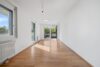 WO WIEN INS GRÜNE ÜBERGEHT. Drei Zimmer, 17 m² Südostbalkon und moderner Wohnkomfort. - Bild